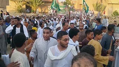 الآلاف يحتشدون لمسيرة الإمام العربي بإدفو | صور وفيديو 