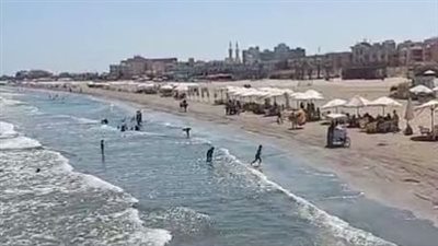 توافد المصطافين على شاطئ بور سعيد.. و5 جنيهات تكلفة قضاء اليوم للفرد
