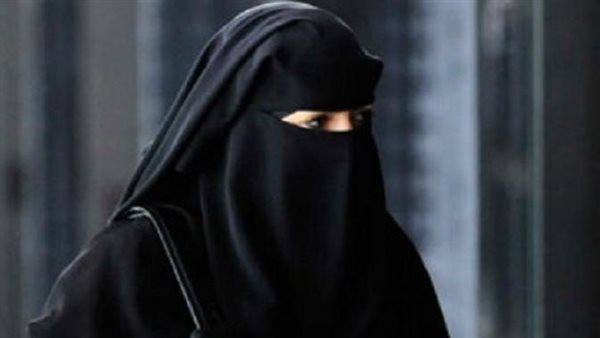 منتقبة_ تعبيرية 