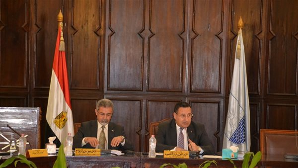 الدكتور عبد العزيز