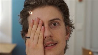 أثار دهشة الأطباء.. شاب خارق يتحكم في اتساع بؤبؤ العين