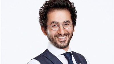 أحمد حلمي يعقد جلسات عمل مكثفة استعدادًا لعرض مسرحية في الرياض