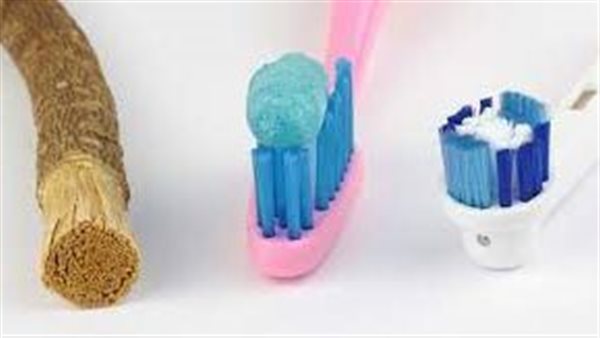 سواك وفرشاة