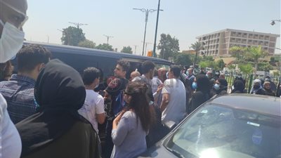 انتهاء صلاة الجنازة على ماهر سليم.. والجثمان في طريقه للمقابر