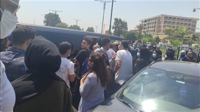 زوجة الفنان ماهر سليم تنهار بالبكاء عقب أداء صلاة الجنازة عليه