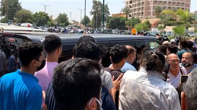 غياب نجوم الفن.. المئات يُشيعون جثمان ماهر سليم من مسجد السيدة نفيسة
