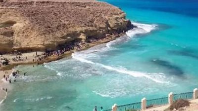 شواطئ مطروح تجذب المصطافين بسبب طبيعتها الساحرة