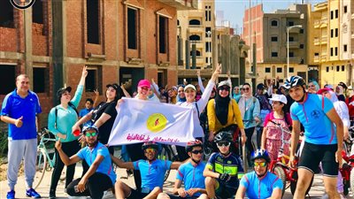 اقتداءً بـ السيسي.. فتاة تدشن مبادرة لتشجيع السيدات على ركوب الدرجات بدمياط