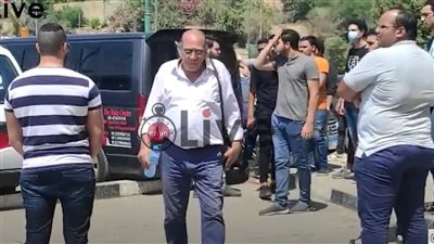 الفنان منير مكرم يُقدم العزاء لزوجة ماهر سليم بمسجد السيدة نفيسة