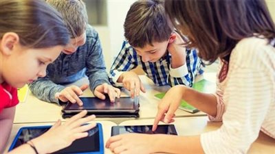 ضع هاتفك جانبا عند التحدث معهم.. أبرز 7 نصائح لحماية طفلك من مخاطر الإنترنت