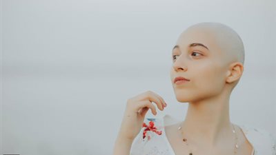 ميرنا تكافح ألم السرطان وصعوبة الامتحانات وتتفوق في الثانوية العامة بمجموع 84%