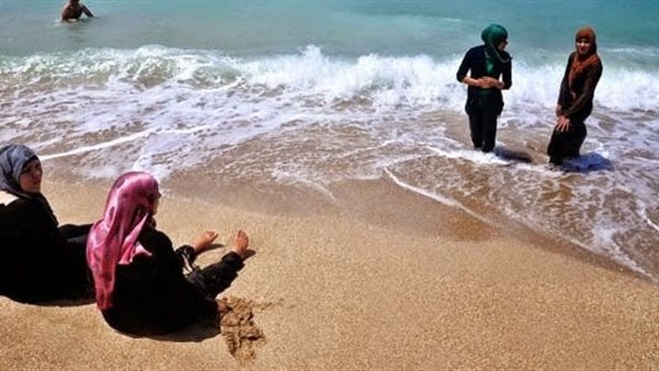 نزول الشاطئ بالحجاب