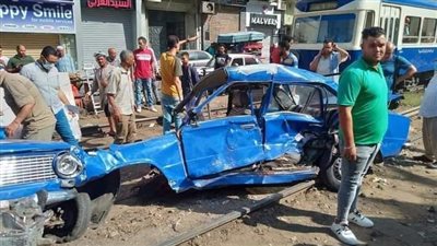 فصل العربية نصين.. نيابة الإسكندرية تعاين موقع اصطدام ترام بسيارة ملاكي | صور
