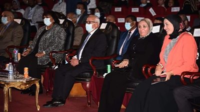 وزيرة الثقافة ومحافظ بورسعيد يشهدان عرضا لدار الأوبرا المصرية بالمركز الثقافي | صور