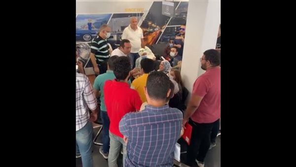 تظاهر عدد من عملاء