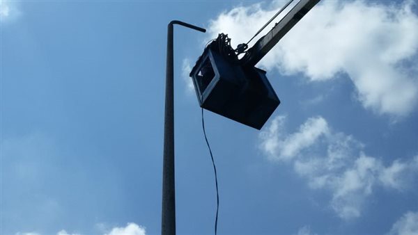 صيانة بأعمدة الإنارة