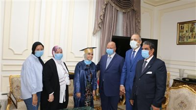 محافظ القاهرة يُهدي شهادة تقدير ولاب توب لـ«بطلة الثانوية العامة» بعد تفوقها رغم إجراء جراحة خطيرة