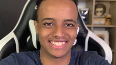 بعد إهدائه 10 سيارات أحدث موديل لمتابعيه.. من هو اليوتيوبر أبو فِلة؟