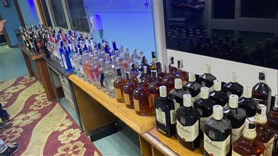 عاطل يقتل بائعًا بسبب خلاف على بيع الخمور بقنا.. والمحكمة تقضي بالمشدد 7 سنوات