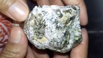 ضبط 4 أشخاص بحوزتهم 2 طن من أحجار الذهب في قنا