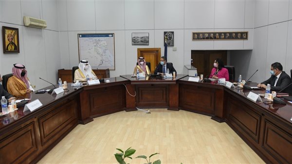 وزير السياحة يلتقي