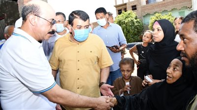 محافظ أسوان يتابع تنفيذ مشروعات التطوير بقريتي الرمادي بحري وقبلي ضمن حياة كريمة