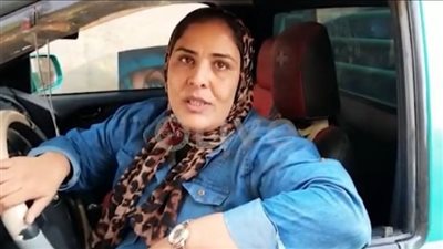 «أم ولاء».. أول سيدة تحصل على الرخصة المهنية الأولى.. وتعمل بمشروع نقل أسطوانات الغاز بالمنيا