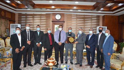 محافظ المنيا يستقبل وفدًا من كلية اللاهوت