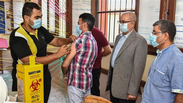 تطعيم العاملين بتعليم