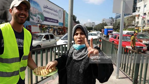 توزيع الحلوى على