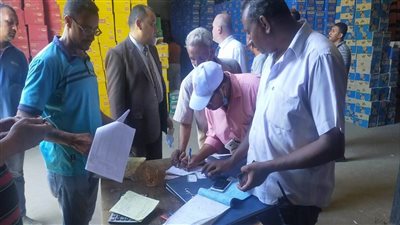 ضبط 3 مصانع تعبئة دون ترخيص وسلع منتهية وغير صالحة للاستهلاك خلال حملة مكبرة بأسيوط