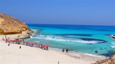 شاطئ الهناء بمطروح يستقبل مئات المصطافين