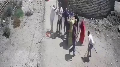 ضرب مبرح لسيدة وسحلها على يد 7 أشخاص بسبب القمامة في الغربية │ فيديو