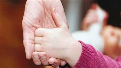 هل يجوز إضافة اسم الكافل ولقبه إلى المكفول مجهول الأبوين؟.. دار الإفتاء تجيب