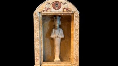 متحف مطار القاهرة يعرض لوحة تذكارية تصور أوزوريس داخل ناووس
