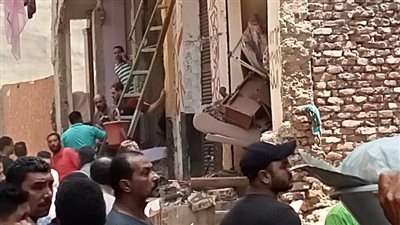 انهيار عقار كامل جراء انفجار ماسورة غاز في طنطا.. ومتضرر: إحنا 12 أسرة هننام فين؟