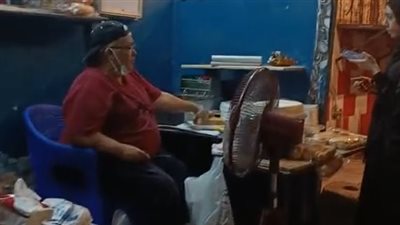 مفيش مكان لليأس ونفسي أقابل السيسي.. شيف يفتح مطعمًا من شباك منزله للإنفاق على أسرته