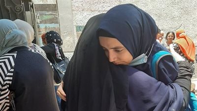 طالبة تستغيث: أنا بدرس وبشتغل في النظافة.. كان حلمي طب وجبت 31%
