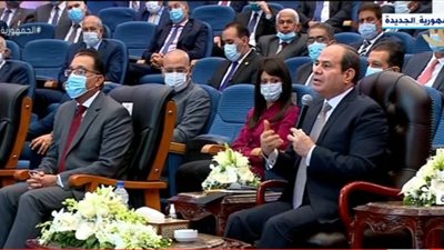السيسي: ننفذ المشروعات حاليًا من خلال إمكانات الدولة وتمويلها.. ونرحب بالمستثمرين