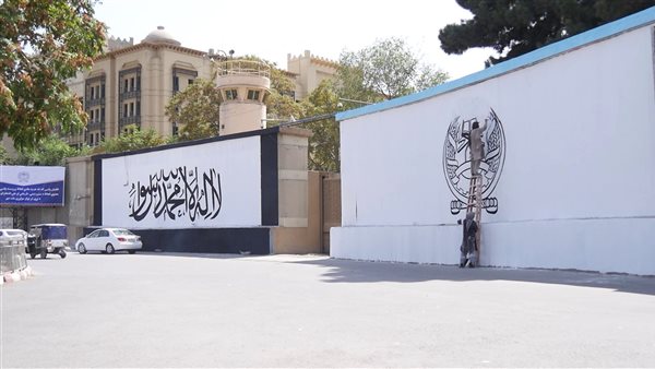شعار طالبان على السفارة