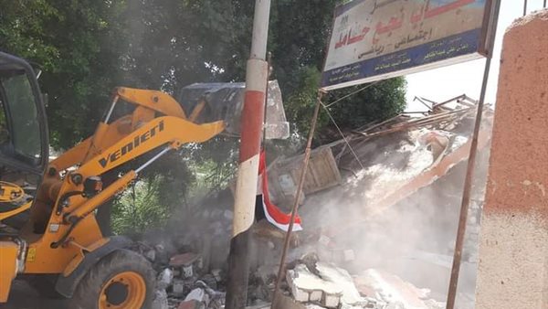 لحظة إزالة مركز الشباب