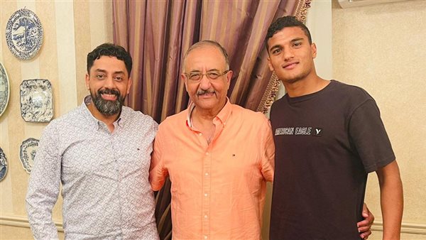 أسامة فيصل يوقع لصفوف