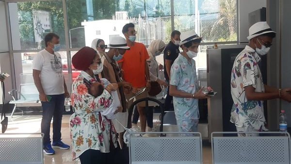 وصول السائحين 