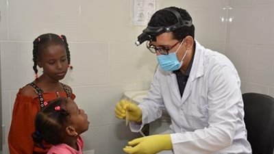 من أقصى شمال الجمهورية إلى جنوبها.. قافلة طيبة من جامعة عين شمس لعلاج أطفال شلاتين