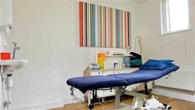 محافظ الشرقية: مُهلة سنة للمنشآت الطبية الخاصة لتوفيق أوضاعها مع الاشتراطات البنائية الجديدة