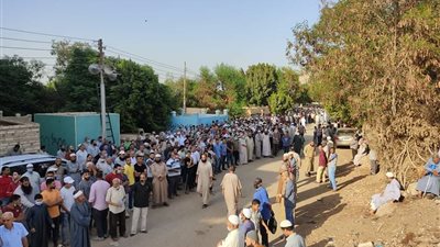 جنازة جماعية بـ3 نعوش.. الآلاف بالمنوفية يودعون إمام مسجد ونجليه بعد غرقهم في سيوة | صور