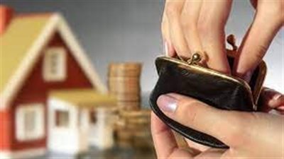 الإفتاء توضح حكم إجبار الزوجة على الإنفاق من راتبها على البيت