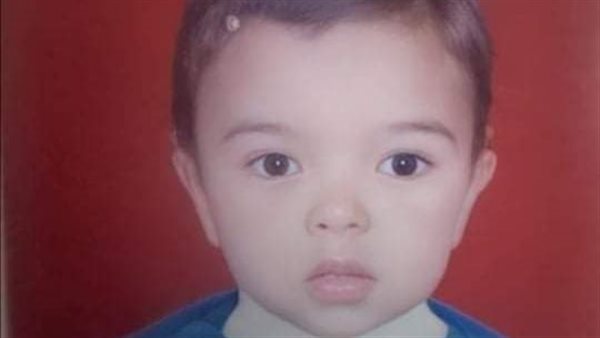 الشاب في سن الطفولة