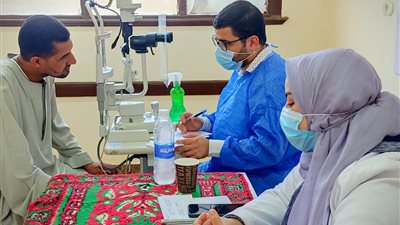 الكشف الطبي على 421 مواطنًا بالمنيا ضمن حياة كريمة