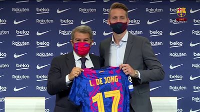 لابورتا: دي يونج مهاجم متميز.. وانتهينا من تخفيض رواتب 3 لاعبين 